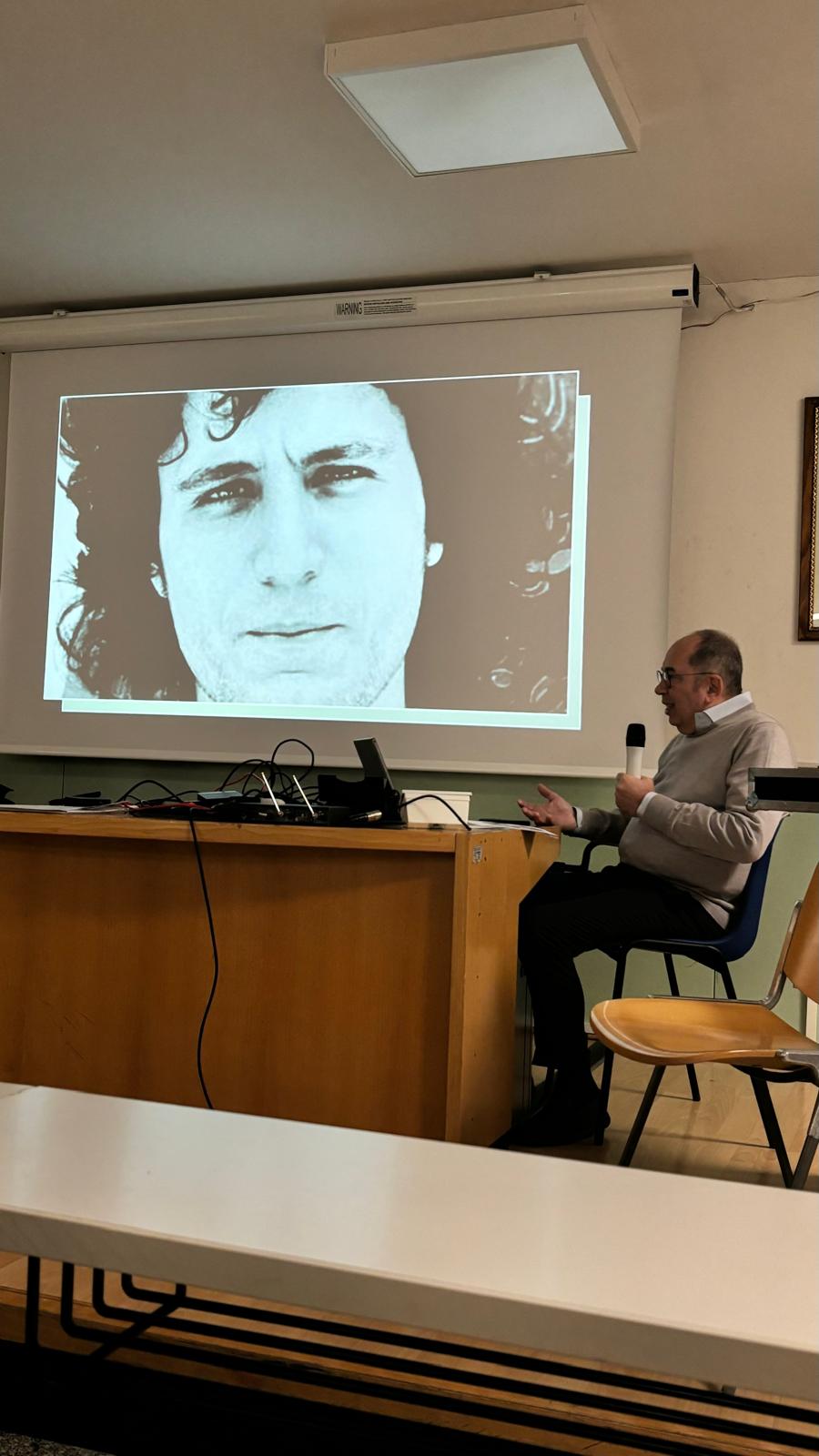 Sasà Capobianco durante un evento commemorativo della storia della radio napoletana e del suo contributo come pioniere